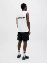 Musculosa blanca de algodón con cuello redondo y corte relajado. Estampa con logo en el pecho.