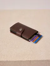 Billetera tarjetero pop up Rusty, color negro, confeccionada en cuero sintético.