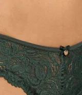Bombacha de bikini color celeste, de encaje rústico floral, con lazo y dije colgante.