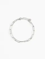 Pulsera plateada de acero quirúrgico hipoalergénico, con doble cadena: una de eslabones planos rectangulares y otra de eslabones finos. Tiene cierre de mosquetón y cadena de alargue.