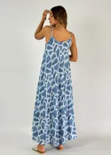 Vestido largo de algodón con estampado abstracto en tonos celeste y blanco, de corte amplio y breteles finos.