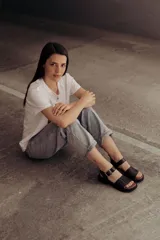 Sandalias de cuero color arena con base de goma negra, taco de 4cm y plataforma delantera de 1,5cm.