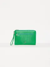 Portapasaporte verde de cuero vacuno con textura reptiliana, cierre superior y correa de mano. Incluye aplique metálico con logo de la marca en el frente.