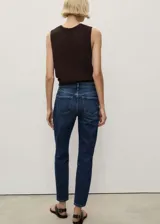 Jeans mom fit de tiro alto en denim azul oscuro, con cierre de cremallera y botón, cinco bolsillos y trabillas.
