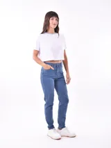 Pantalón jean skinny color azul claro.