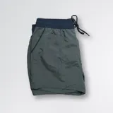 Short de baño verde oliva con malla interna y bolsillo trasero con cierre.