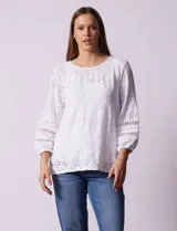 Blusa de broderie color blanco, de mangas largas con puños elásticos.
