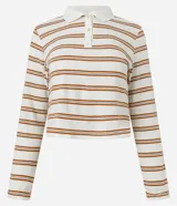 Blusa polo de manga larga con rayas horizontales color crema y marrón. Tiene cuello clásico con botones y puños con botones.