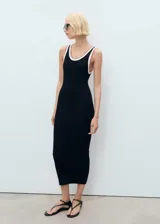 Vestido midi negro de tejido de punto fino, sin mangas, con cuello redondo, tirantes anchos y ribete en contraste blanco en cuello y sisas.