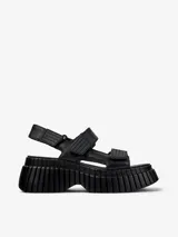 Sandalias negras con plataforma gruesa y tiras ajustables con velcro.