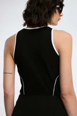 Body negro con ribetes blancos en cuello, sisas y laterales.