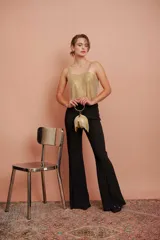 Top corto dorado de malla metálica con breteles anchos.