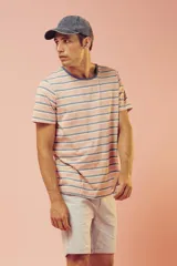 Bermuda de gabardina color verde militar con bolsillos laterales y traseros.