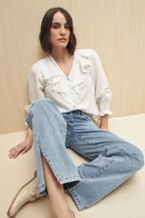 Pantalón de jean celeste de corte recto con tajo en el ruedo.