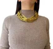 Collar plateado de múltiples vueltas con tubos de aluminio y cierre de mosquetón con cadena de alargue.