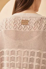 Kimono largo color beige de algodón con tejido calado y cordón ajustable en la cintura.