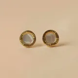 Par de aros tipo botón con base circular de plata 925 bañada en oro y centro de nácar.