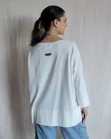 Remerón negro de corte amplio y mangas largas.