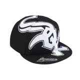 Gorro tipo snapback Supreme x New Era, color negro, con logo de los Chicago White Sox bordado en blanco en el frente y la palabra "Supreme" bordada en blanco sobre la visera.