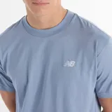 Remera celeste de algodón con logo de New Balance estampado en el pecho.