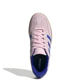 Championes Adidas Bareeda W, color rosado con detalles en azul y suela marrón.