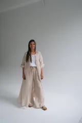 Pantalón palazzo beige de lino italiano con cintura elastizada.