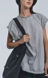 Remera manga corta gris con recortes en delantero y mangas con proceso efecto gastado confeccionada en textil premium 100% algodón calce oversize.