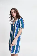 Vestido corto tejido de punto con cuello tipo camisa, botones frontales y diseño a rayas onduladas en tonos azul, verde y blanco.