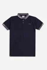 Remera tipo polo color ocre, de corte clásico, con cuello y mangas con terminaciones a contratono en azul marino y blanco.