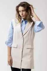 Chaleco sin mangas color crudo, con botones frontales y bolsillo lateral.