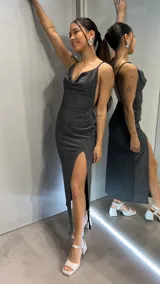 Vestido largo de fiesta color gris oscuro con brillos, escote drapeado, espalda descubierta y tajo en la pierna.