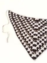 Bandana triangular tejida a crochet con hilo de algodón color marrón.
