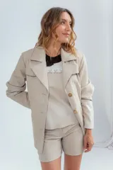 Chaqueta de cuero ovino color avellana, con cuello solapa y cierre frontal con botones. Diseño canchero para looks nocturnos. Talle único.