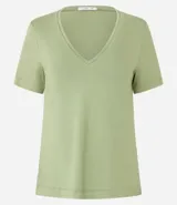 Blusa verde de viscosa con escote en V y mangas cortas.