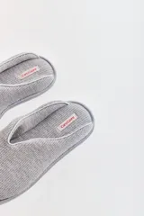 Pantuflas cerradas color blanco con diseño acolchado.