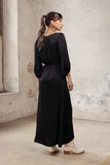 Vestido midi cruzado color azul eléctrico, con escote en V y mangas 3/4 abullonadas.