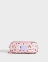 Cartuchera rectangular de tela estampada en tonos rosados, con cierre superior y tres divisiones internas.
