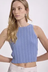 Blusa corta tejida de punto con lurex color celeste, de breteles anchos y corte ajustado.