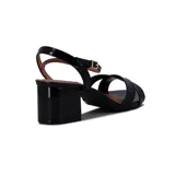 Sandalia de tacón bajo Vizzano, color negro charol, con tiras cruzadas y hebilla ajustable.