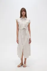 Vestido midi de algodón a rayas verticales en tonos beige y gris, con cuello camisero, mangas cortas y cinturón del mismo tejido.