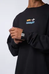 Buzo negro de corte oversize con cuello redondo y estampa de un avión sobre olas.