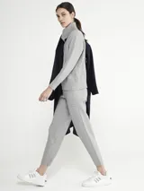 Conjunto de sudadera y pantalón en gris, con cierre en el cuello y diseño cómodo.