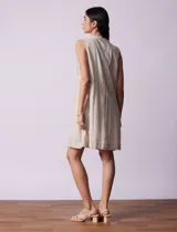 Vestido de lino color beige, marca Dash, con escote redondo, botones en el centro y forro interno.