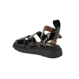 Sandalias negras charoladas con plataforma, tiras anchas y hebilla al tobillo.