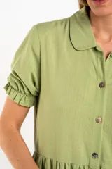 Vestido midi verde claro de lino, con cuello camisero, mangas cortas abullonadas y abotonadura frontal.