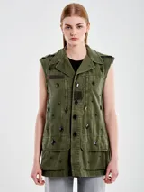 Chaleco verde militar vintage con apliques de cuero y tachas.