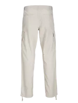 Pantalón cargo color beige de corte relajado con cierre de gancho y cremallera. Cuenta con bolsillos traseros, frontales y laterales, tiro medio y detalle de cordones en los dobladillos. Marca Jack & Jones.