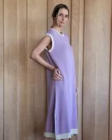 Vestido largo gris con ribete negro y estampado de estrella blanca en la espalda.