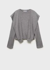 Sweater gris de tejido de punto fino, con cuello redondo, mangas largas y mangas decorativas.