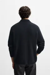 Cárdigan azul marino de punto con cuello solapa, manga larga y cierre frontal con botones.